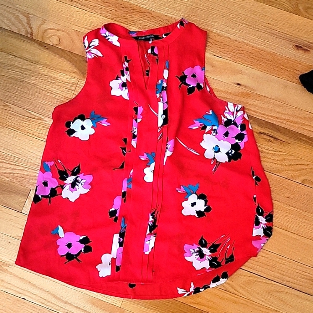 Sleeveless top with flowers